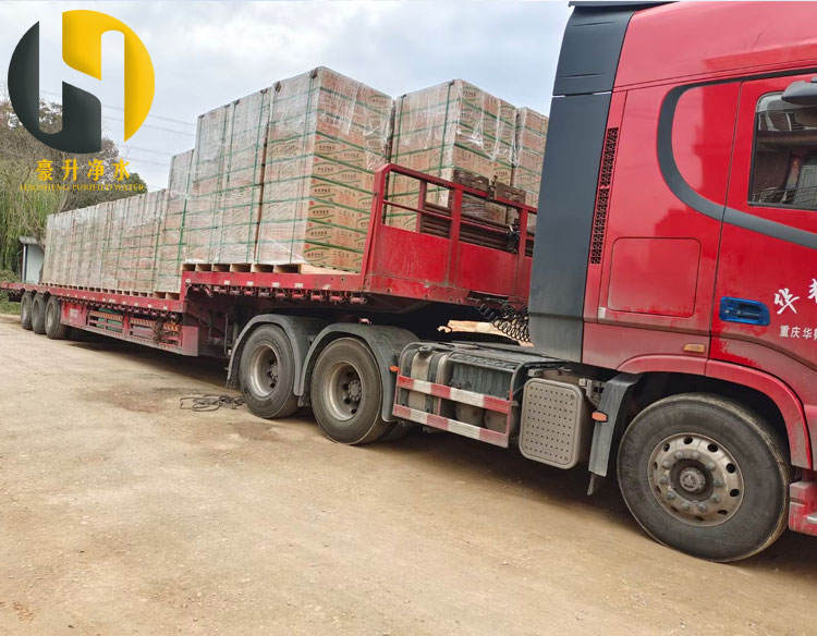 工業(yè)蜂窩活性炭裝車發(fā)貨 工業(yè)蜂窩活性炭裝車發(fā)貨