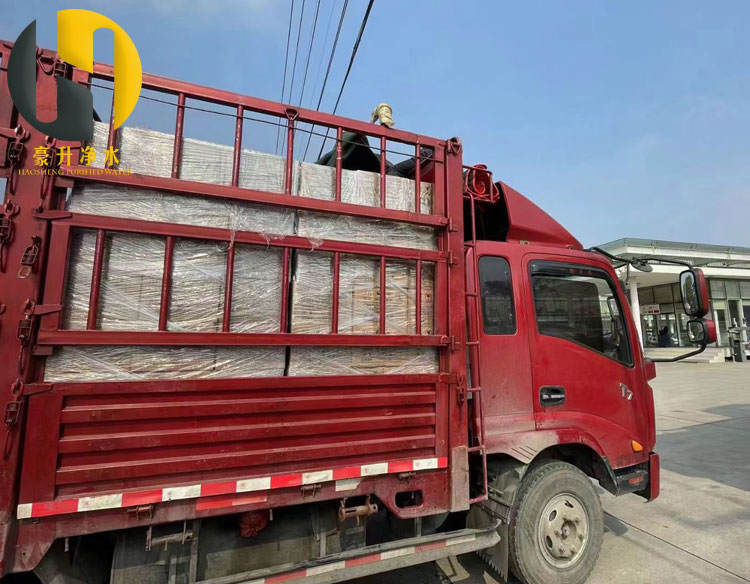 防水型蜂窩活性炭裝車發(fā)貨