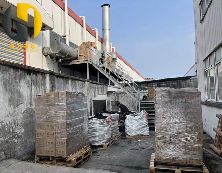 防水型蜂窩活性炭安裝施工現(xiàn)場